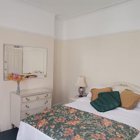 Double Room Available- London Seven Kings Seven Kings Train Station Ilford Buitenkant foto