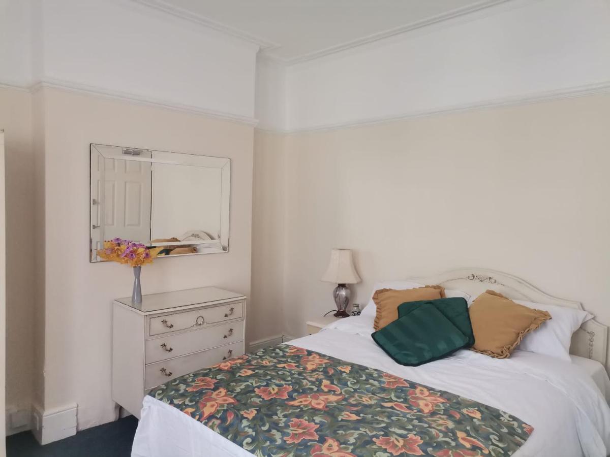 Double Room Available- London Seven Kings Seven Kings Train Station Ilford Buitenkant foto