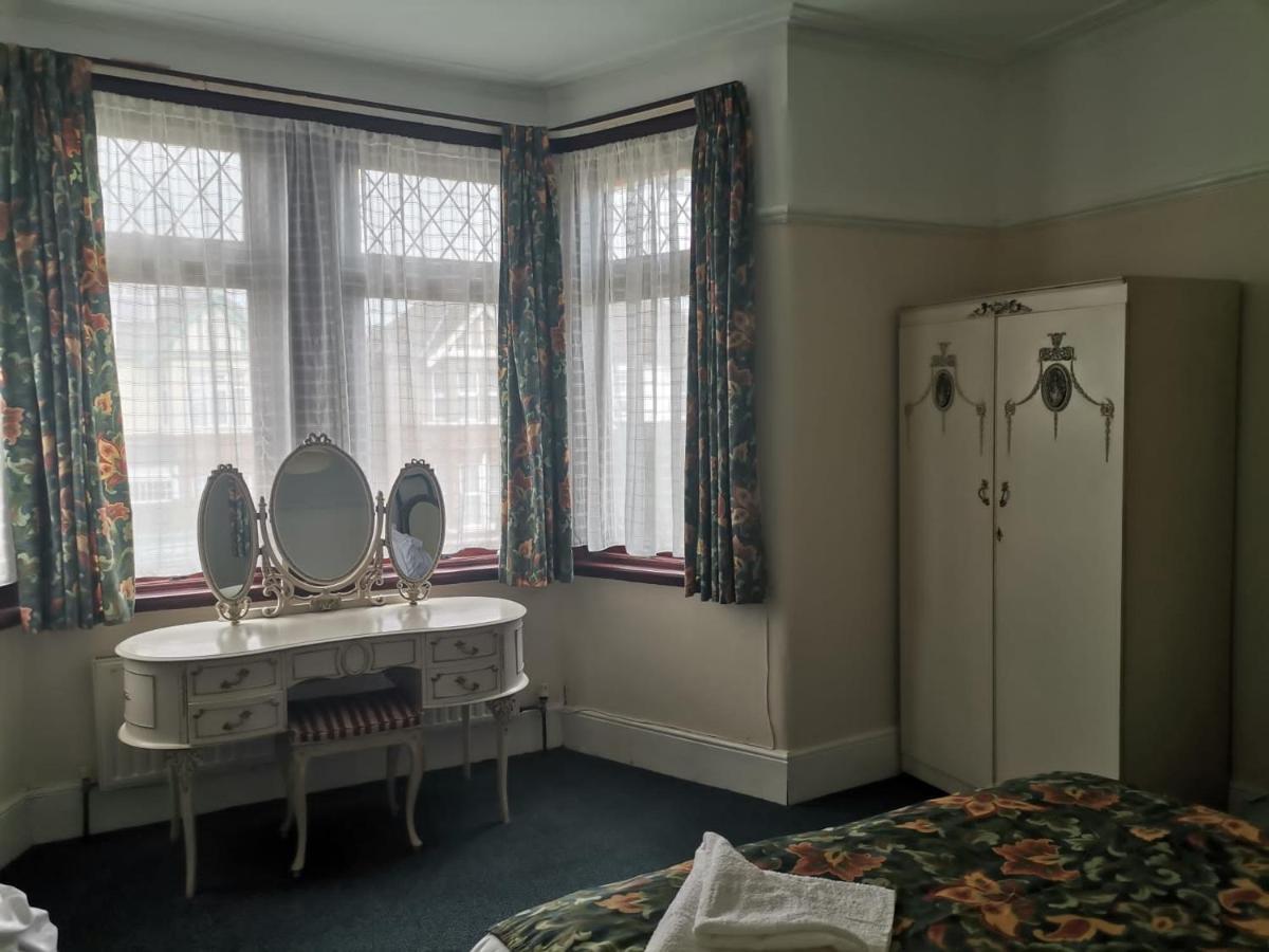 Double Room Available- London Seven Kings Seven Kings Train Station Ilford Buitenkant foto