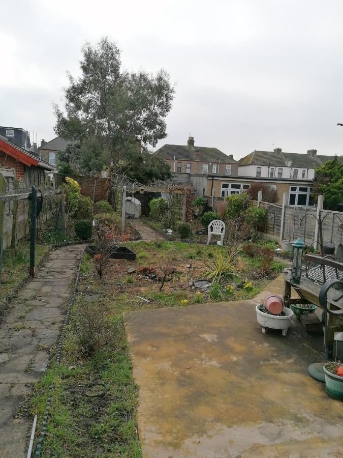 Double Room Available- London Seven Kings Seven Kings Train Station Ilford Buitenkant foto