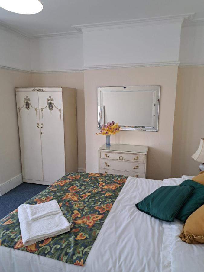 Double Room Available- London Seven Kings Seven Kings Train Station Ilford Buitenkant foto