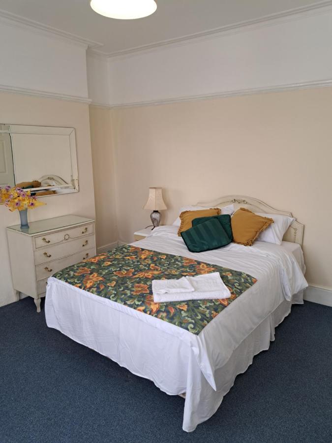 Double Room Available- London Seven Kings Seven Kings Train Station Ilford Buitenkant foto