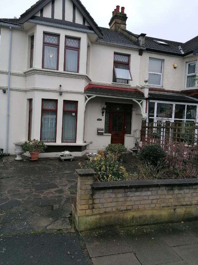 Double Room Available- London Seven Kings Seven Kings Train Station Ilford Buitenkant foto