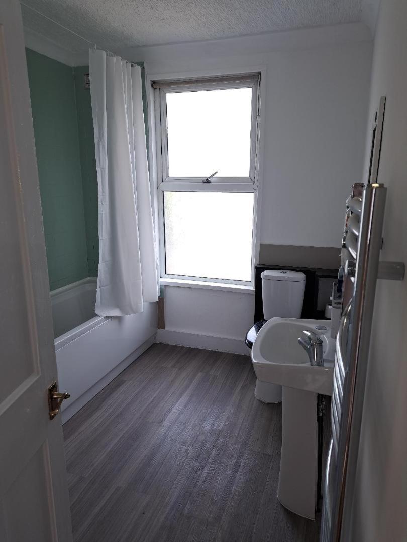Double Room Available- London Seven Kings Seven Kings Train Station Ilford Buitenkant foto